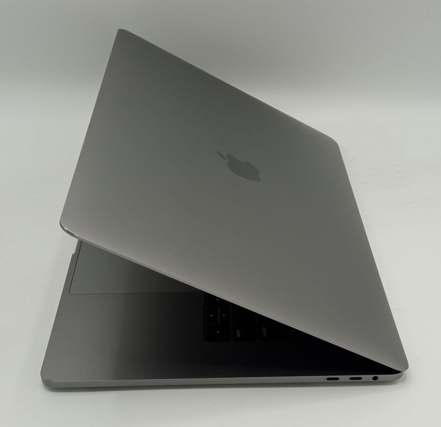 MacBook Pro 2018 | 15 inches | Intel Core i7 2.2 GHz Processor | 32GB Ram | 512GB SSD | Space Gray | Like New Without Box | 2 Cycles