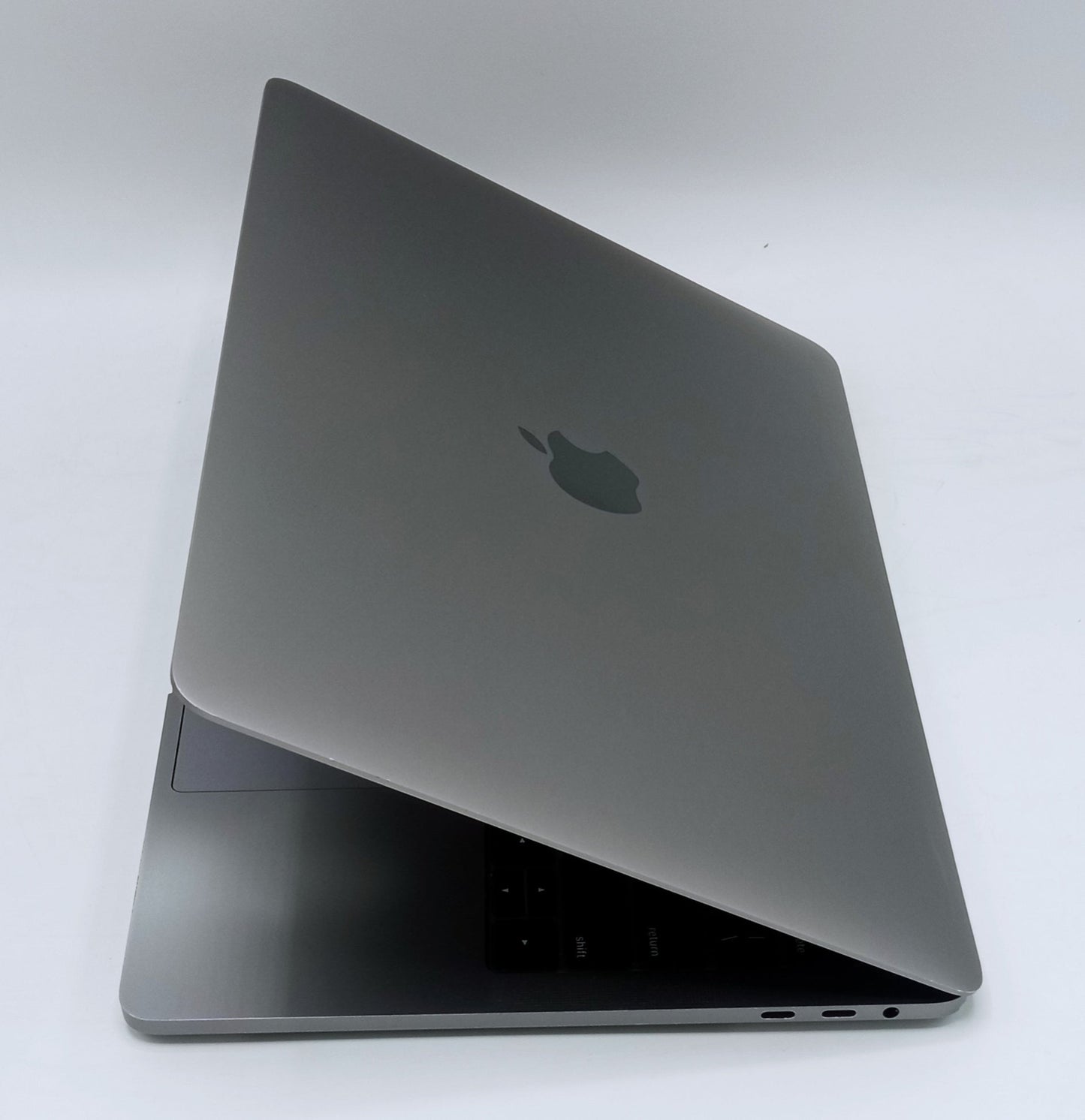 MacBook Pro 2019 Touch bar | 13 inches | Intel Core i7 2.8 GHz Quad core Processor | 16GB Ram | 256GB SSD | Space Gray | 587 Cycles