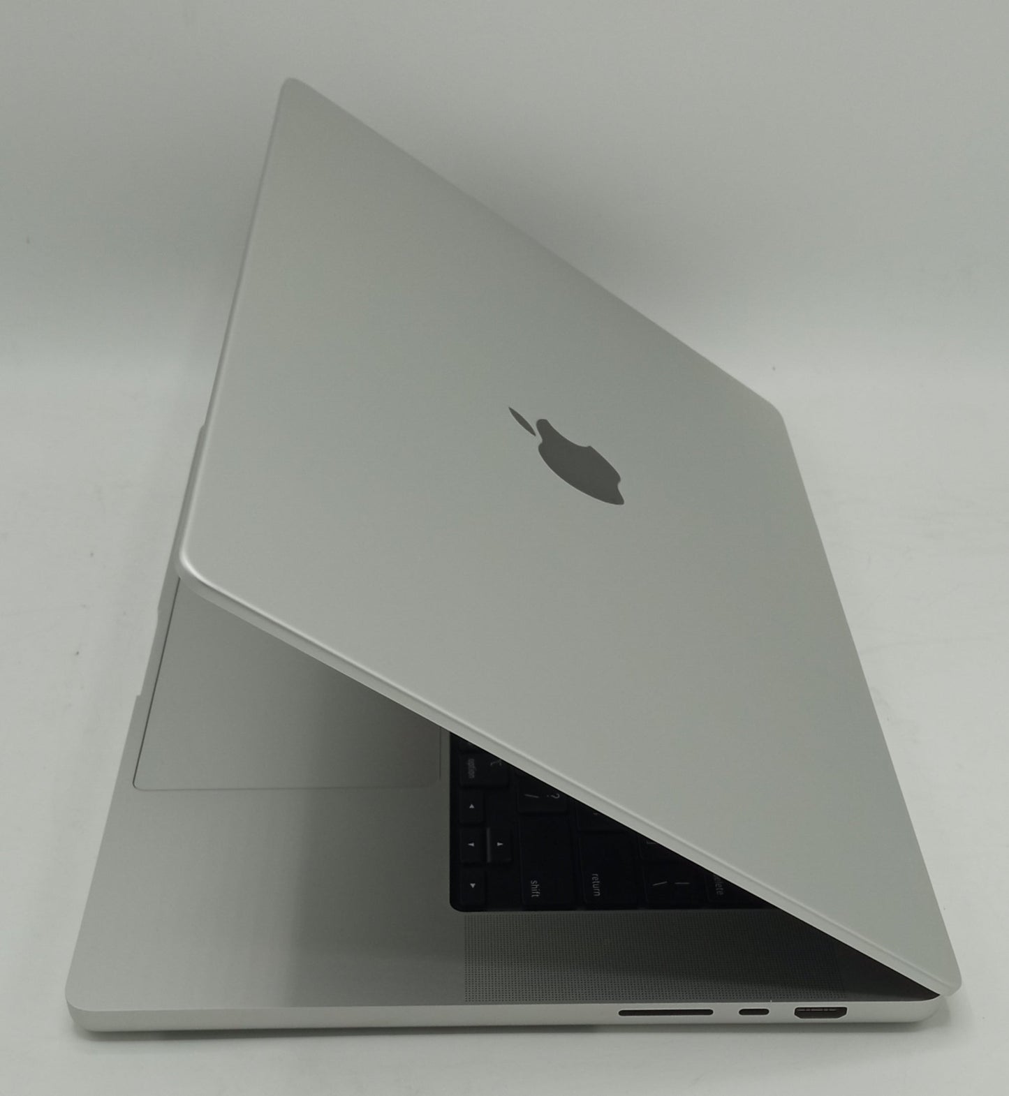 Macbook Pro 2021 | 16 Inches | Apple M1 Pro Chip | 16GB Ram | 512GB SSD | Silver | 41 Cycles