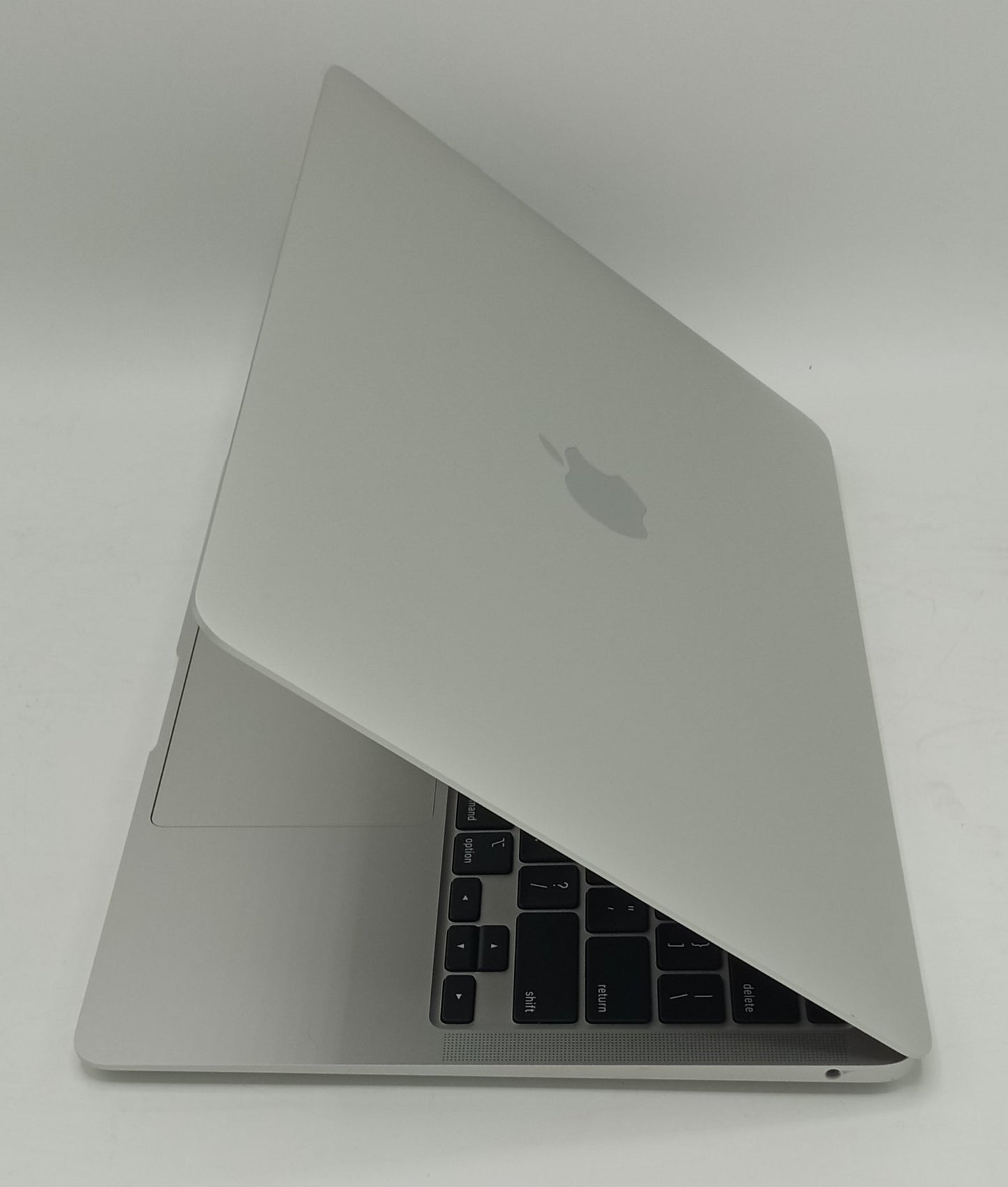 Macbook Air 2020 | 13 Inches | Apple M1 Chip | 8 GB Ram | 256 GB SSD | Silver | 12 Cycles