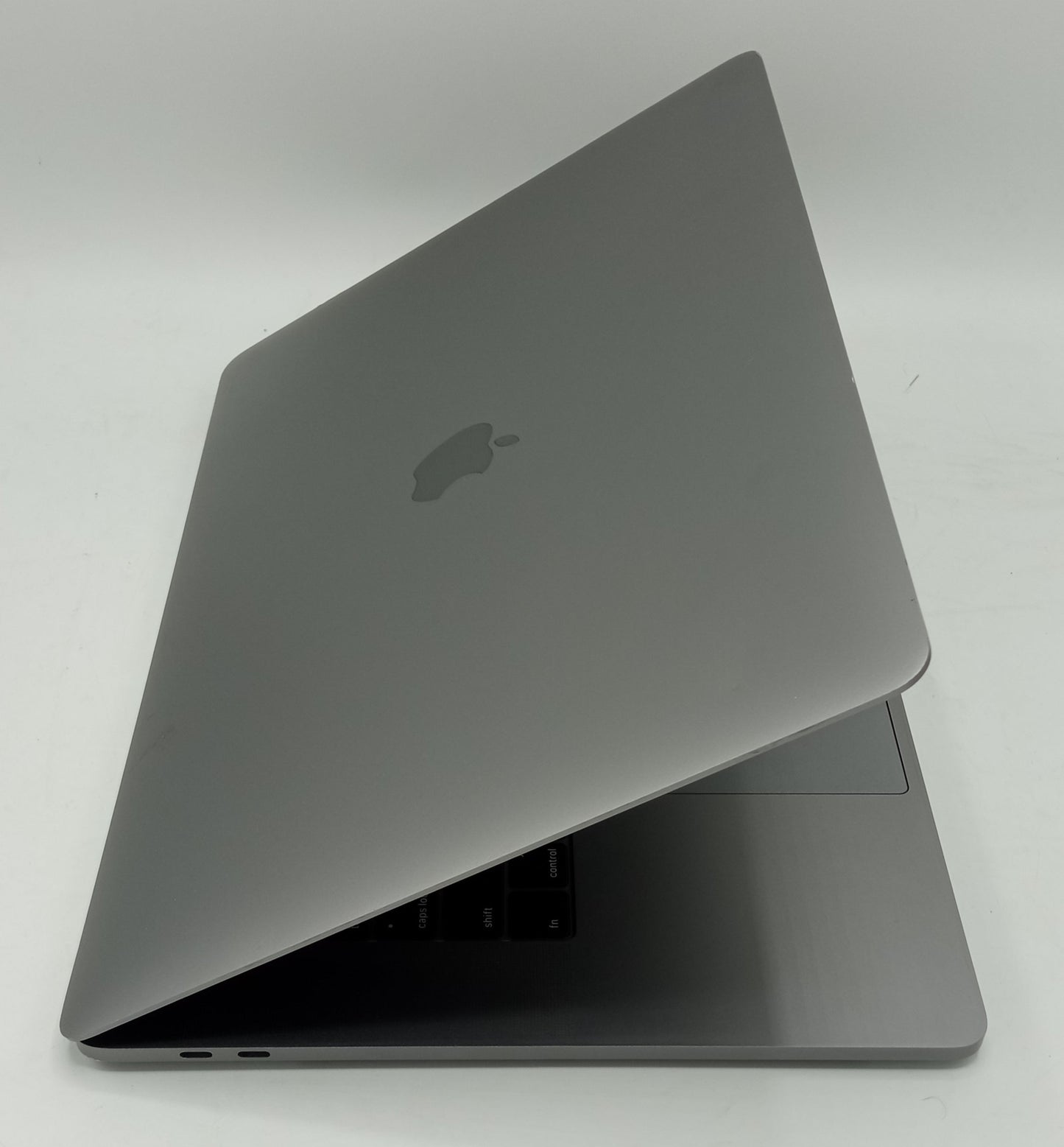 MacBook Pro 2018 Touch bar | 15 inches | Intel Core i7 2.6 GHz Processor | 16 GB Ram | 512GB SSD | Space Gray | 99 Cycles