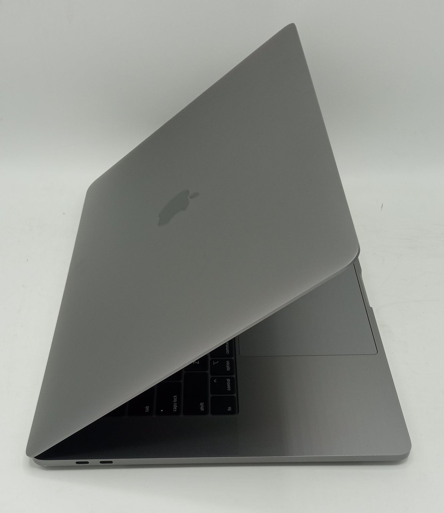 MacBook Pro 2018 Touch bar | 15 inches | Intel Core i7 2.6 GHz Processor | 16 GB Ram | 512GB SSD | Space Gray | 70 Cycles