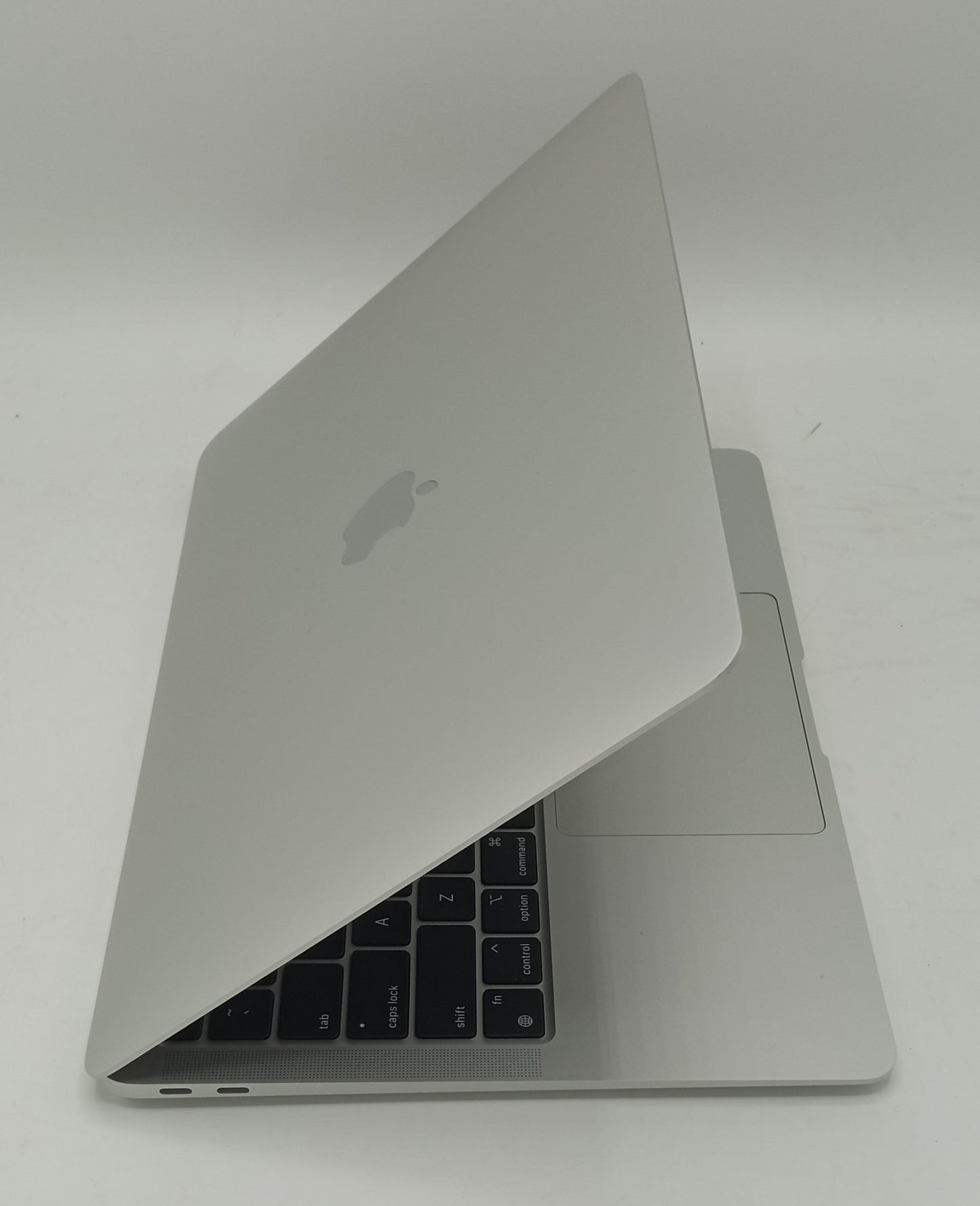 Macbook Air 2020 | 13 Inches | Apple M1 Chip | 8 GB Ram | 256 GB SSD | Silver | 14 Cycles