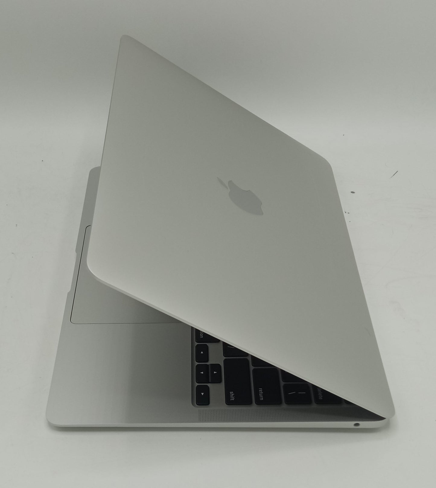 Macbook Air 2020 | 13 Inches | Apple M1 Chip | 8 GB Ram | 256 GB SSD | Silver | 2 Cycles