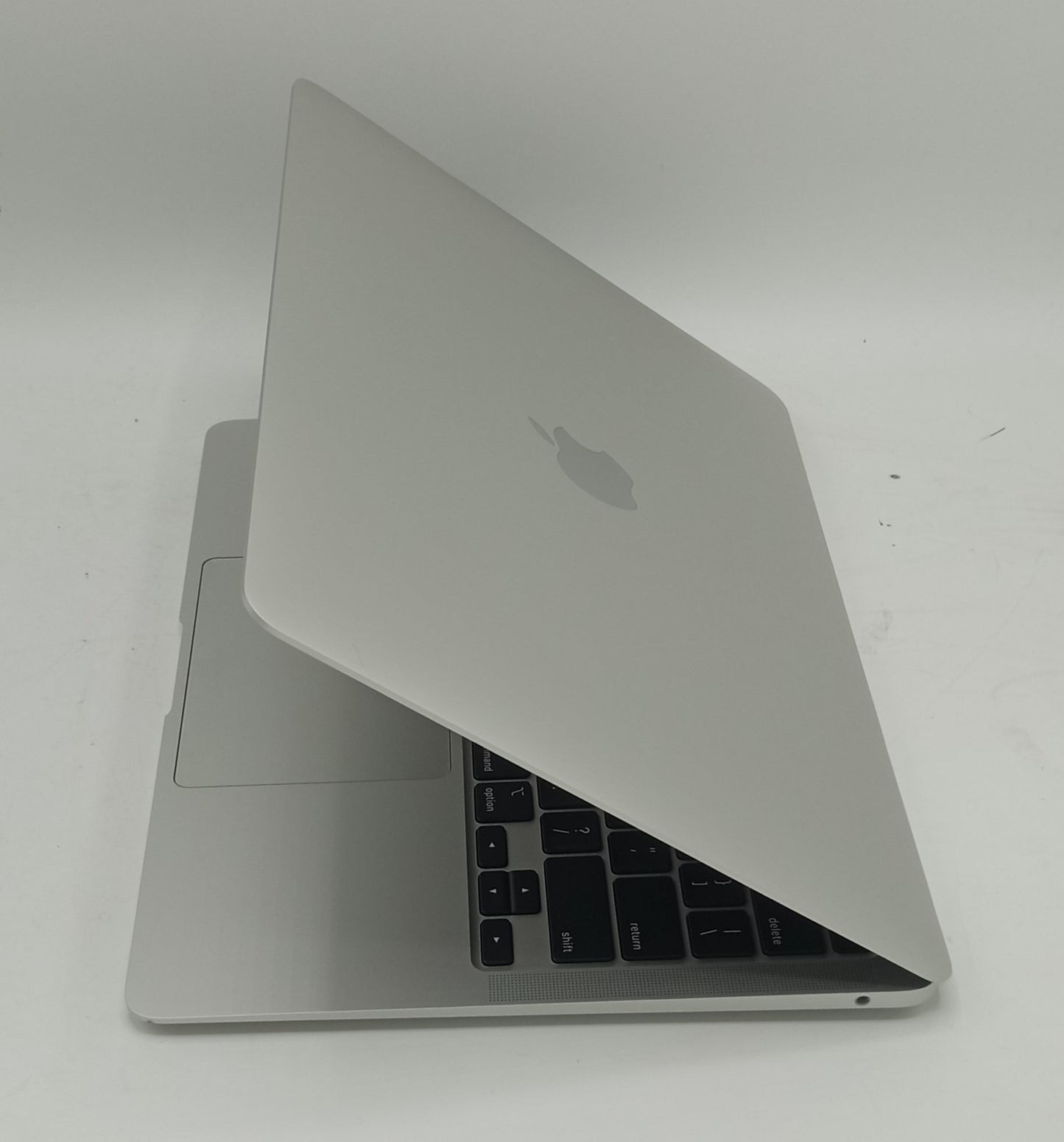 Macbook Air 2020 | 13 Inches | Apple M1 Chip | 8 GB Ram | 256 GB SSD | Silver | 5 Cycles