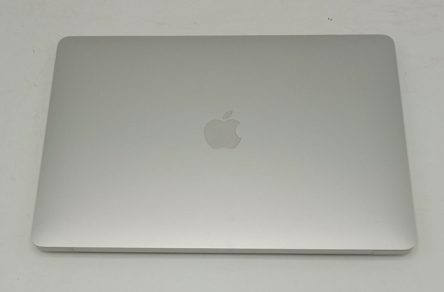 Macbook Air 2020 | 13 Inches | Apple M1 Chip | 8 GB Ram | 256 GB SSD | Silver | 34 Cycles