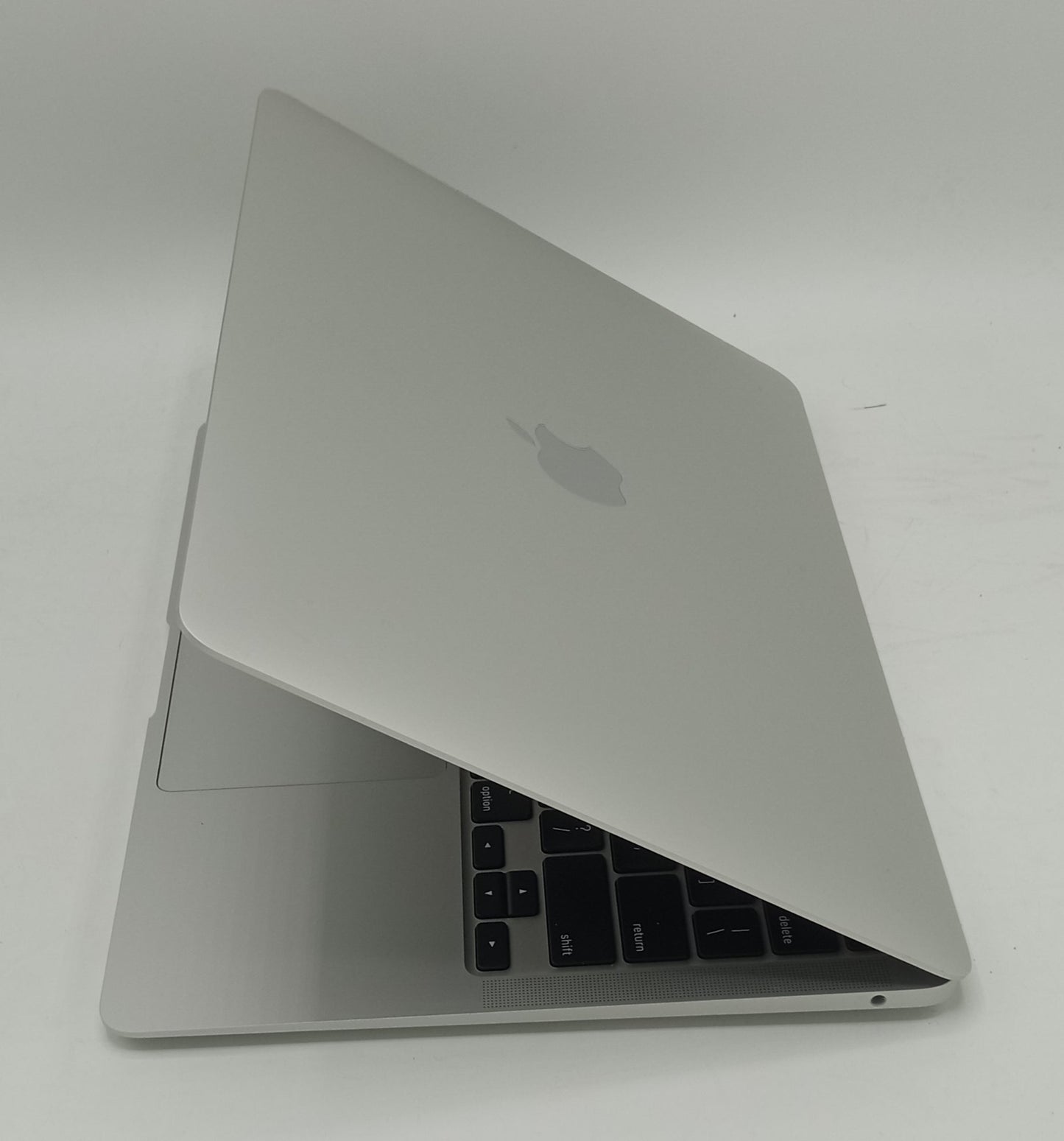 Macbook Air 2020 | 13 Inches | Apple M1 Chip | 8 GB Ram | 256 GB SSD | Silver | 34 Cycles