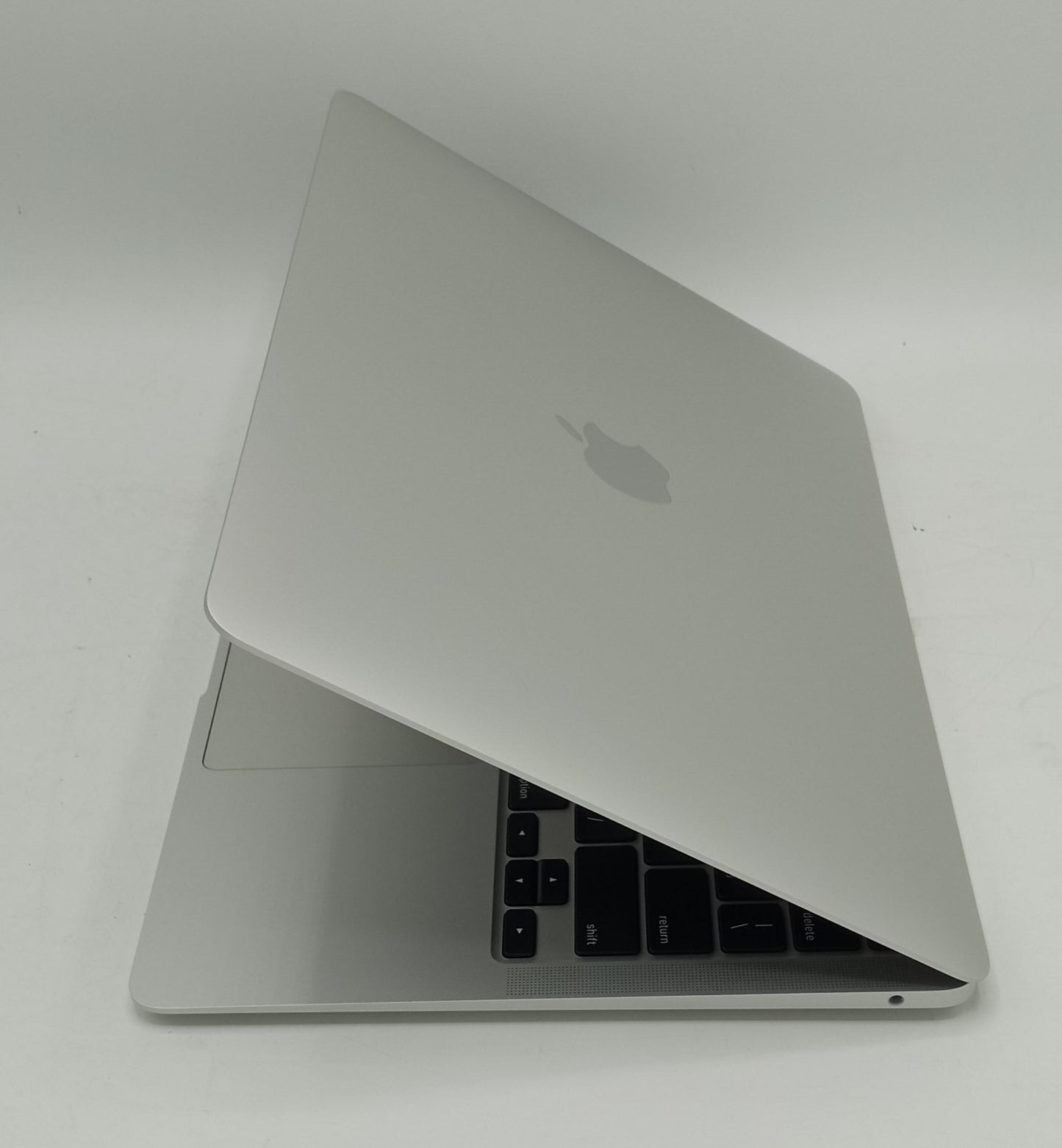 Macbook Air 2020 | 13 Inches | Apple M1 Chip | 8 GB Ram | 256 GB SSD | Silver | Like New (4 Cycles)