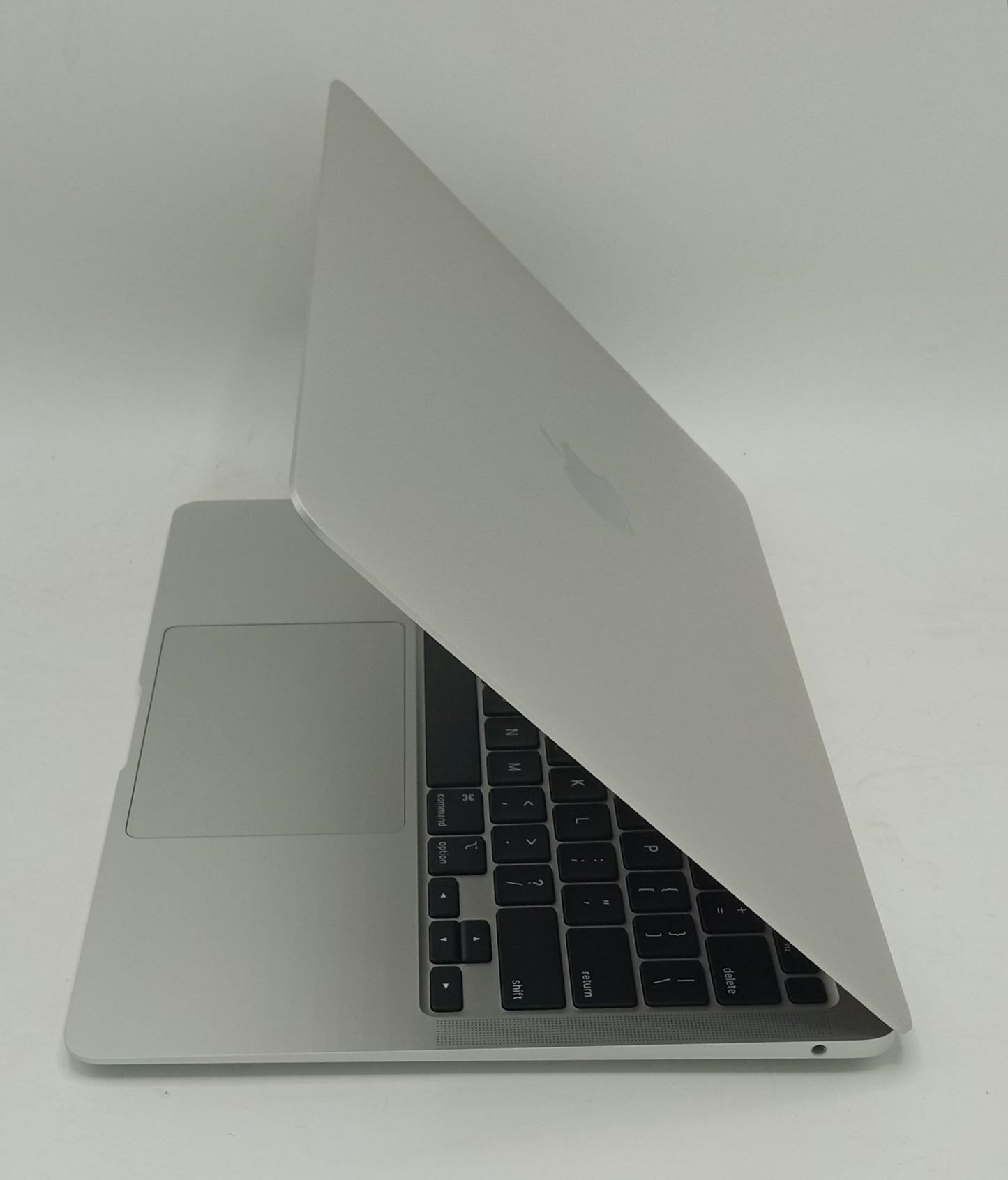 Macbook Air 2020 | 13 Inches | Apple M1 Chip | 8 GB Ram | 256 GB SSD | Silver | Like New (1 Cycles)