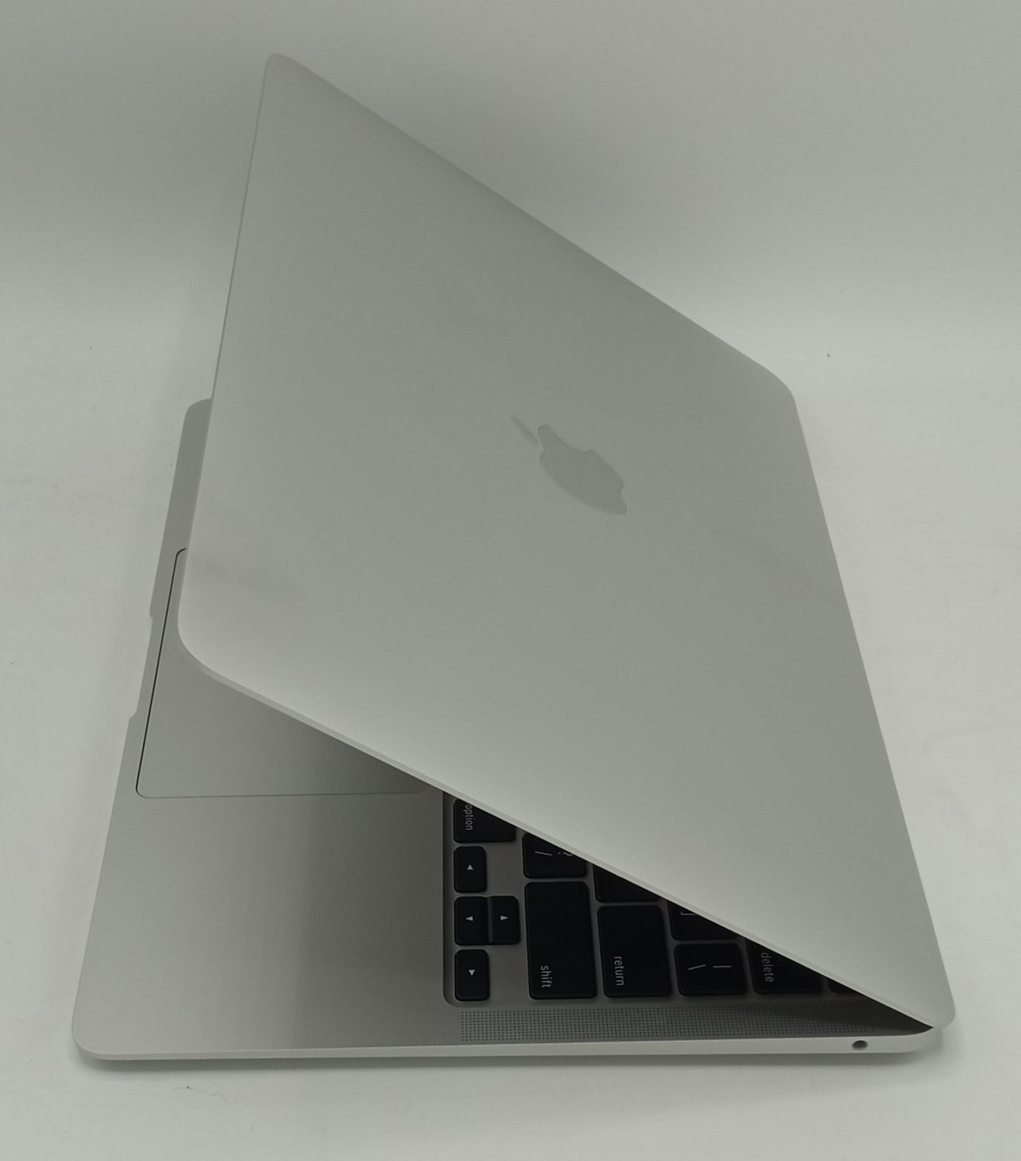 Macbook Air 2020 | 13 Inches | Apple M1 Chip | 8 GB Ram | 256 GB SSD | Silver | 33 Cycles