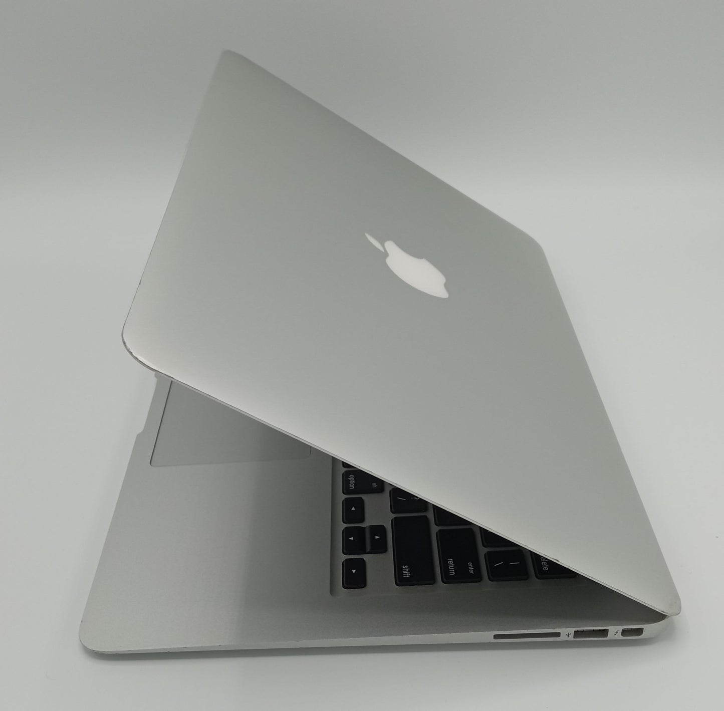 MacBook Air 2013 | 13 inches | Intel Core i5 1.3GHz Processor | 4GB Ram | 128GB SSD | Silver | 87 Cycles