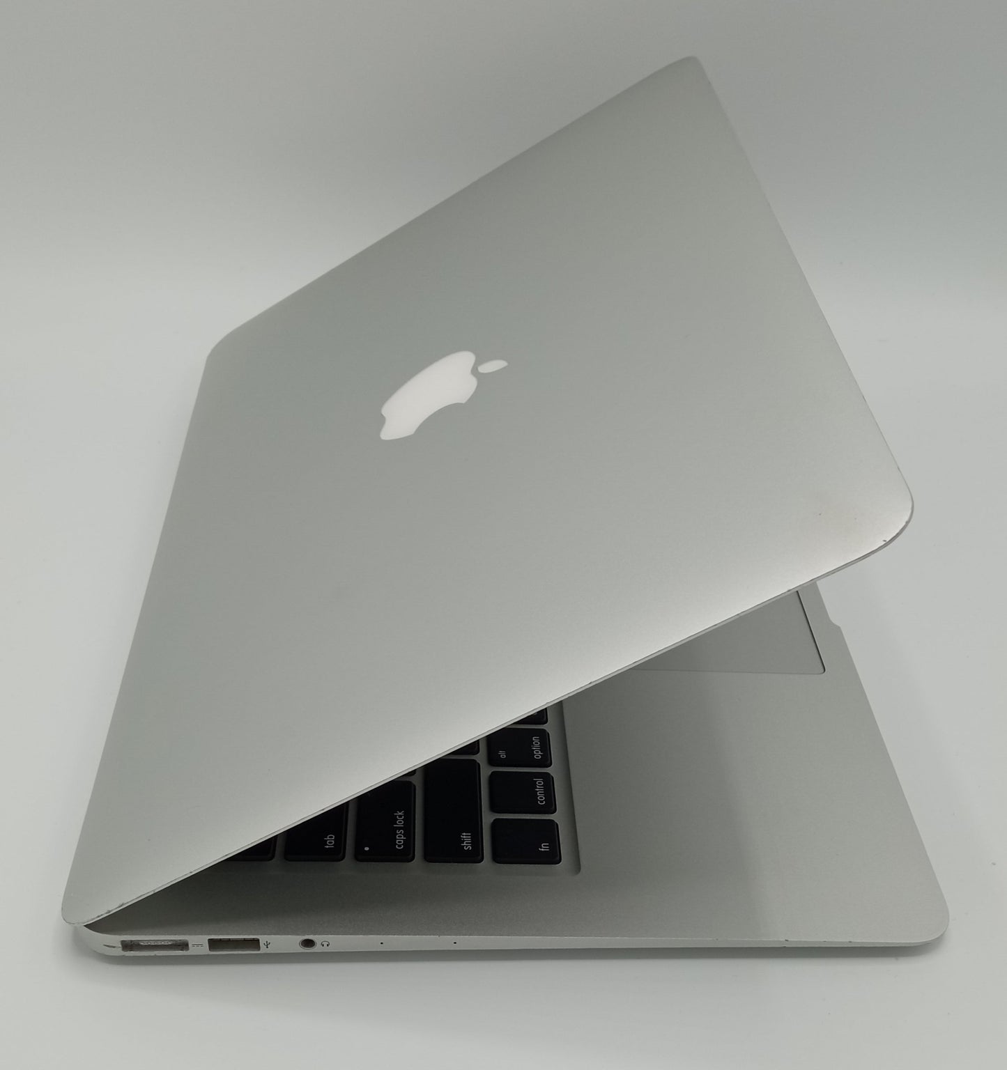 MacBook Air 2013 | 13 inches | Intel Core i5 1.3GHz Processor | 4GB Ram | 128GB SSD | Silver | 87 Cycles