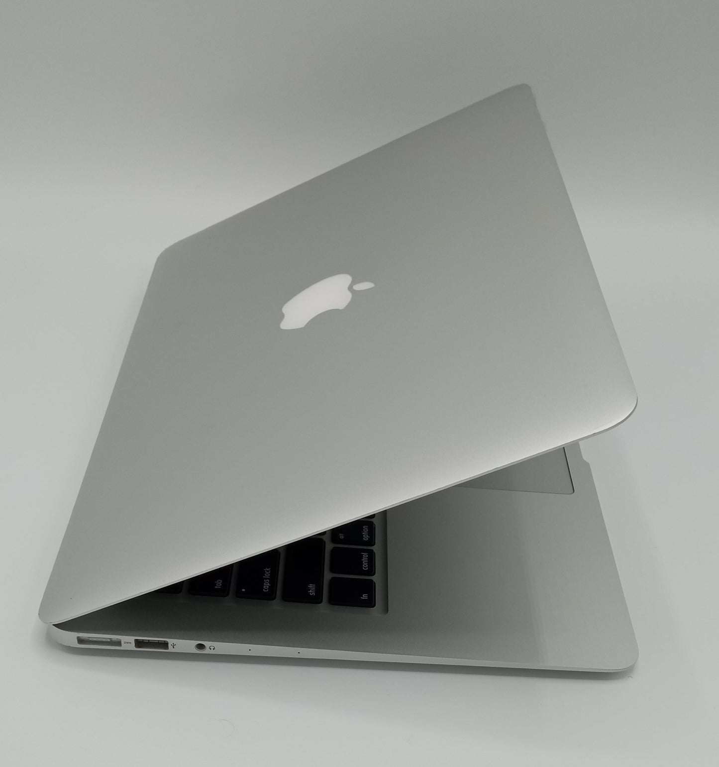 MacBook Air 2014 | 13 inches | Intel Core i7 1.7GHz Processor | 8GB Ram | 512GB SSD | Silver | 84 Cycles