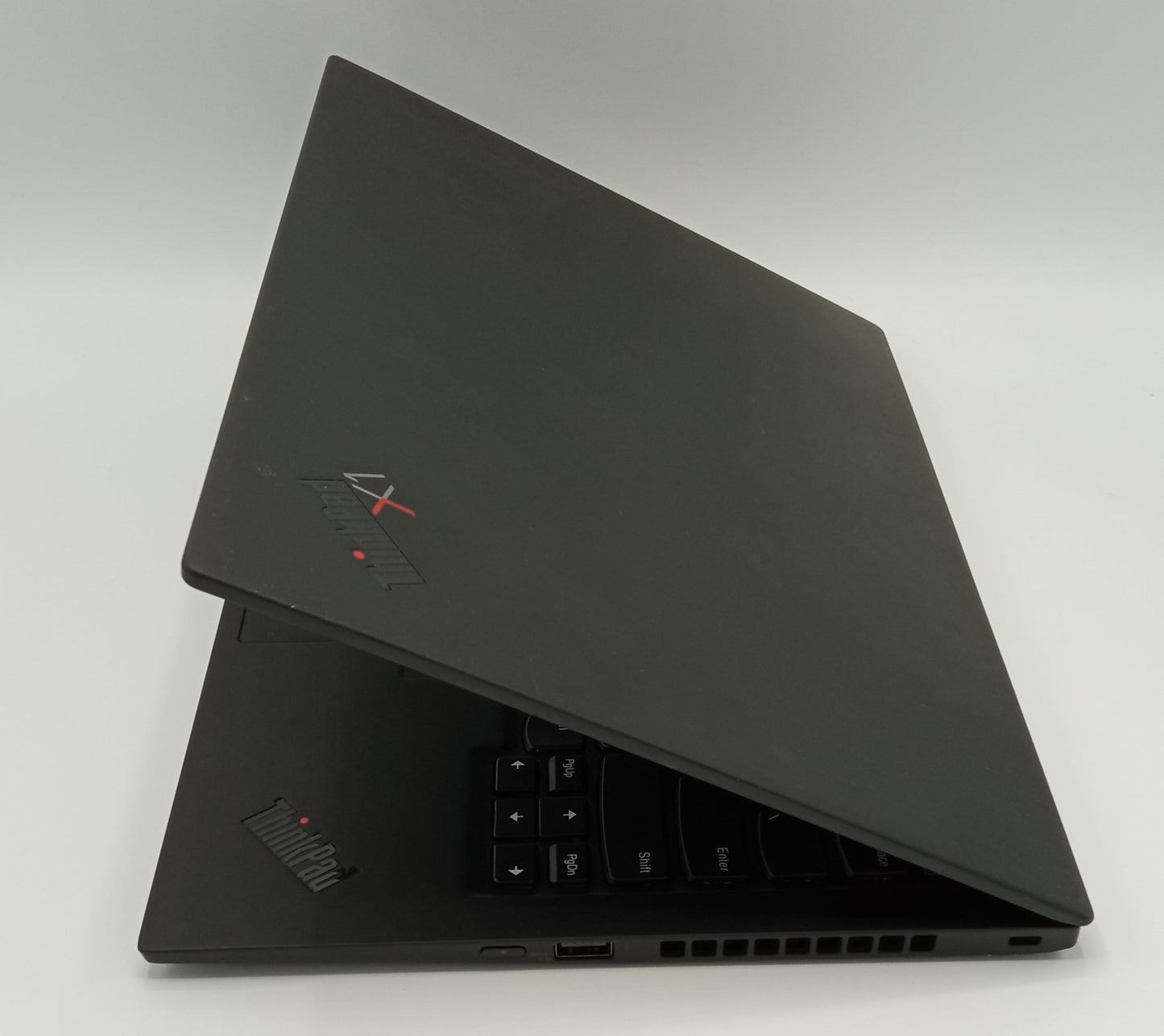 Lenovo ThinkPad X1 Carbon | 14 Inches | Intel i5 1.6 GHz Processor | 10th Generation | 16 GB Ram | 256 GB SSD | Intel(R) UHD Graphics | Black | Like New