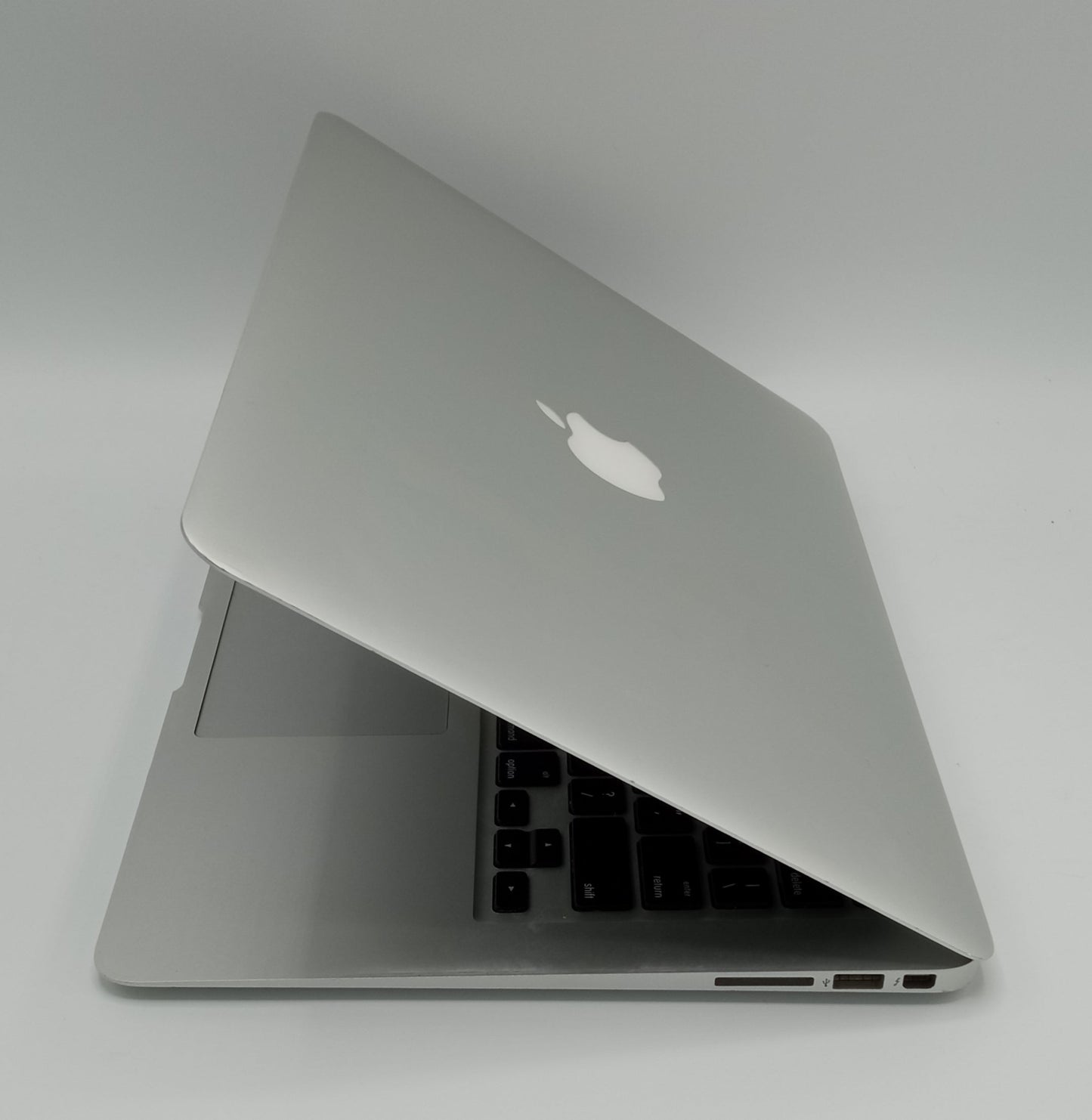 MacBook Air 2015 | 13 inches | Intel Core i5 1.6 GHz Processor | 8GB Ram | 256GB SSD | Silver | Used (642 Cycles)