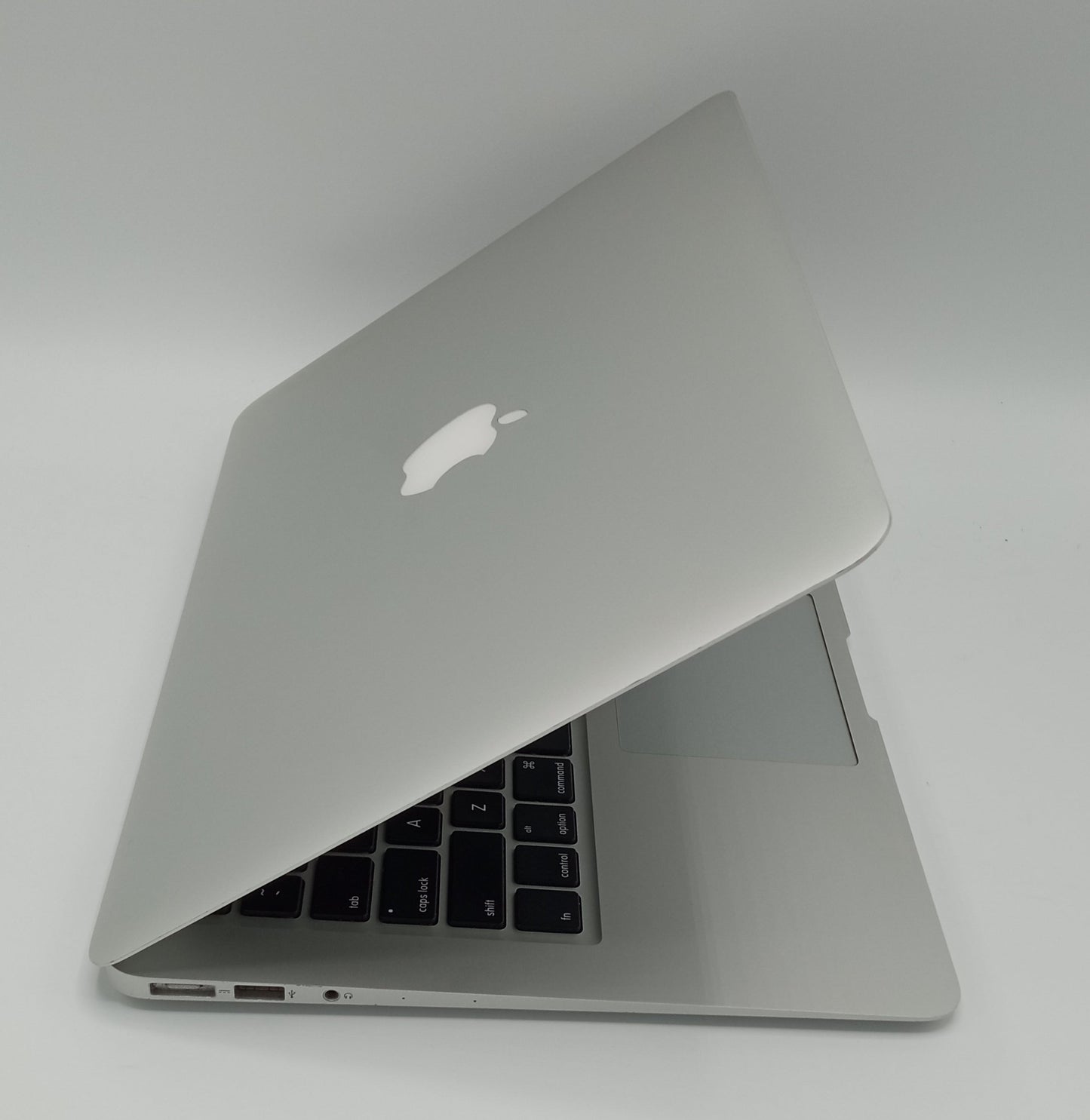 MacBook Air 2015 | 13 inches | Intel Core i5 1.6 GHz Processor | 8GB Ram | 256GB SSD | Silver | Used (272 Cycles)