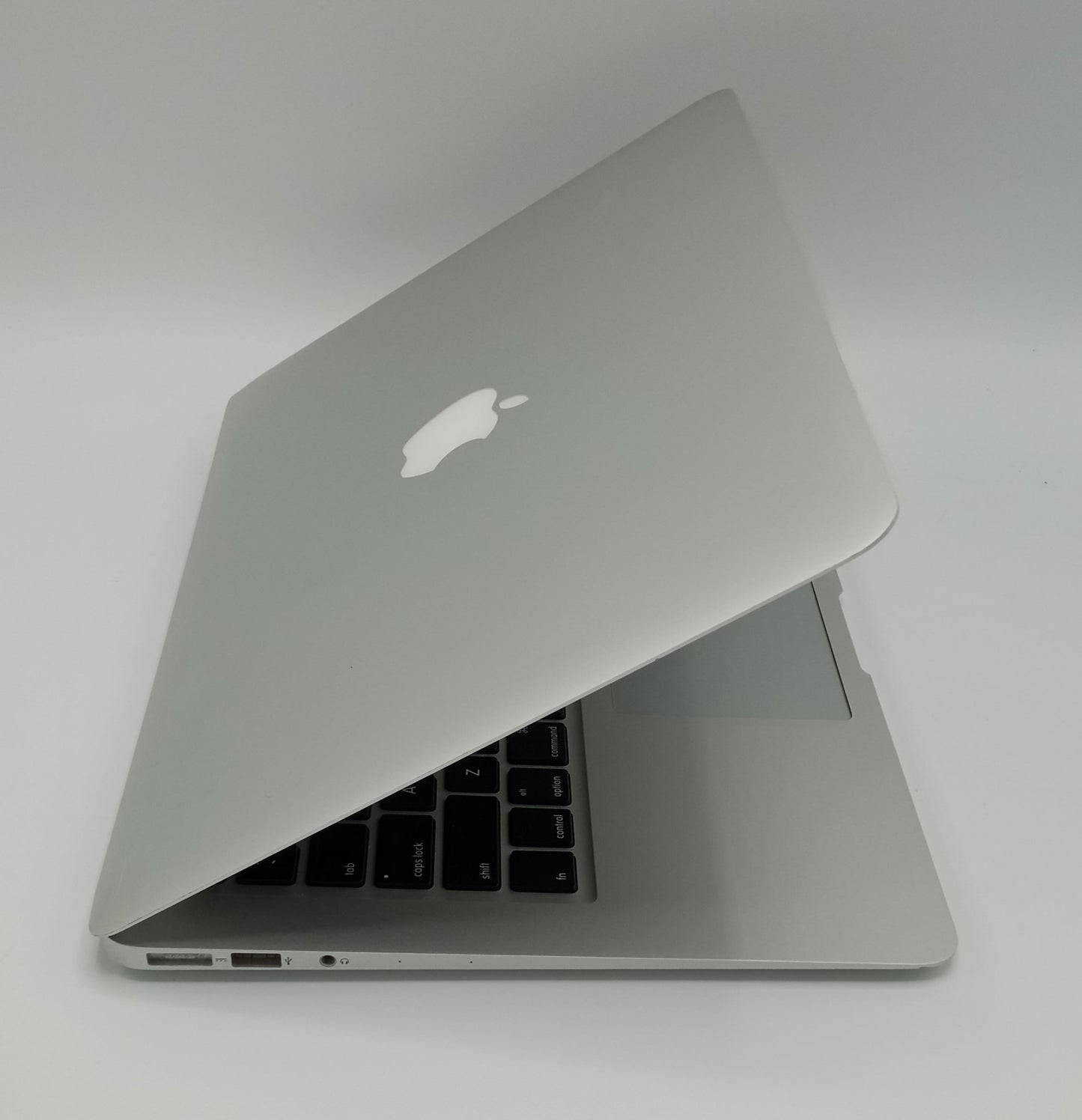 MacBook Air 2015 | 13 inches | Intel Core i5 1.6 GHz Processor | 8GB Ram | 256GB SSD | Silver | Used (276 Cycles)