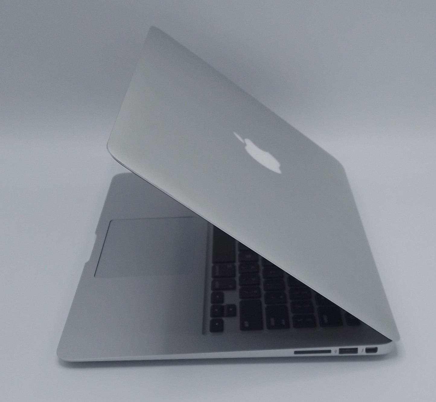 MacBook Air 2015 | 13 inches | Intel Core i5 1.6 GHz Processor | 8GB Ram | 256GB SSD | Silver | Slightly Used (67 Cycles)