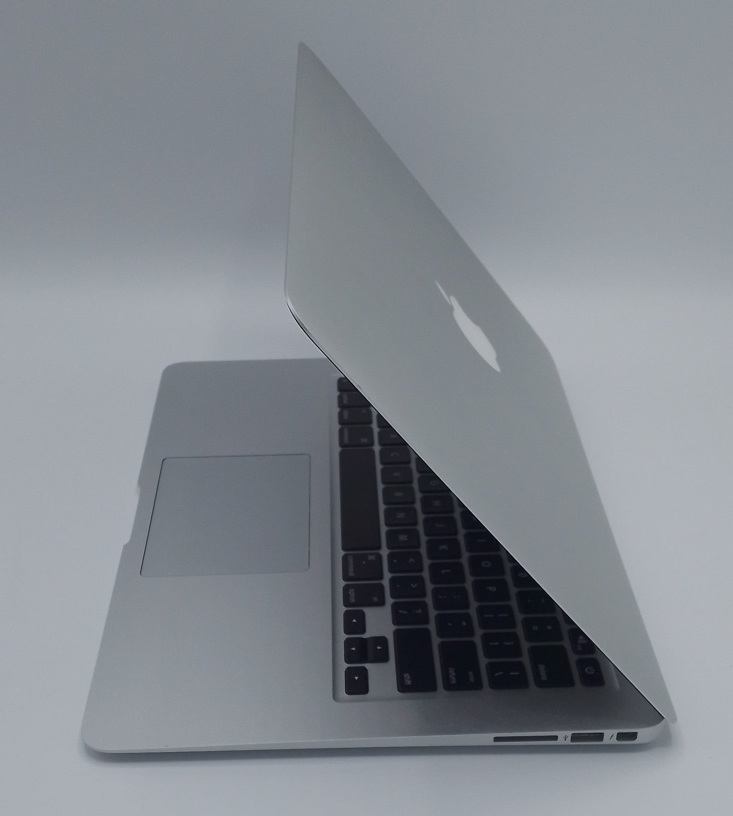 MacBook Air 2015 | 13 inches | Intel Core i5 1.6 GHz Processor | 8GB Ram | 256GB SSD | Silver | Slightly Used (68 Cycles)