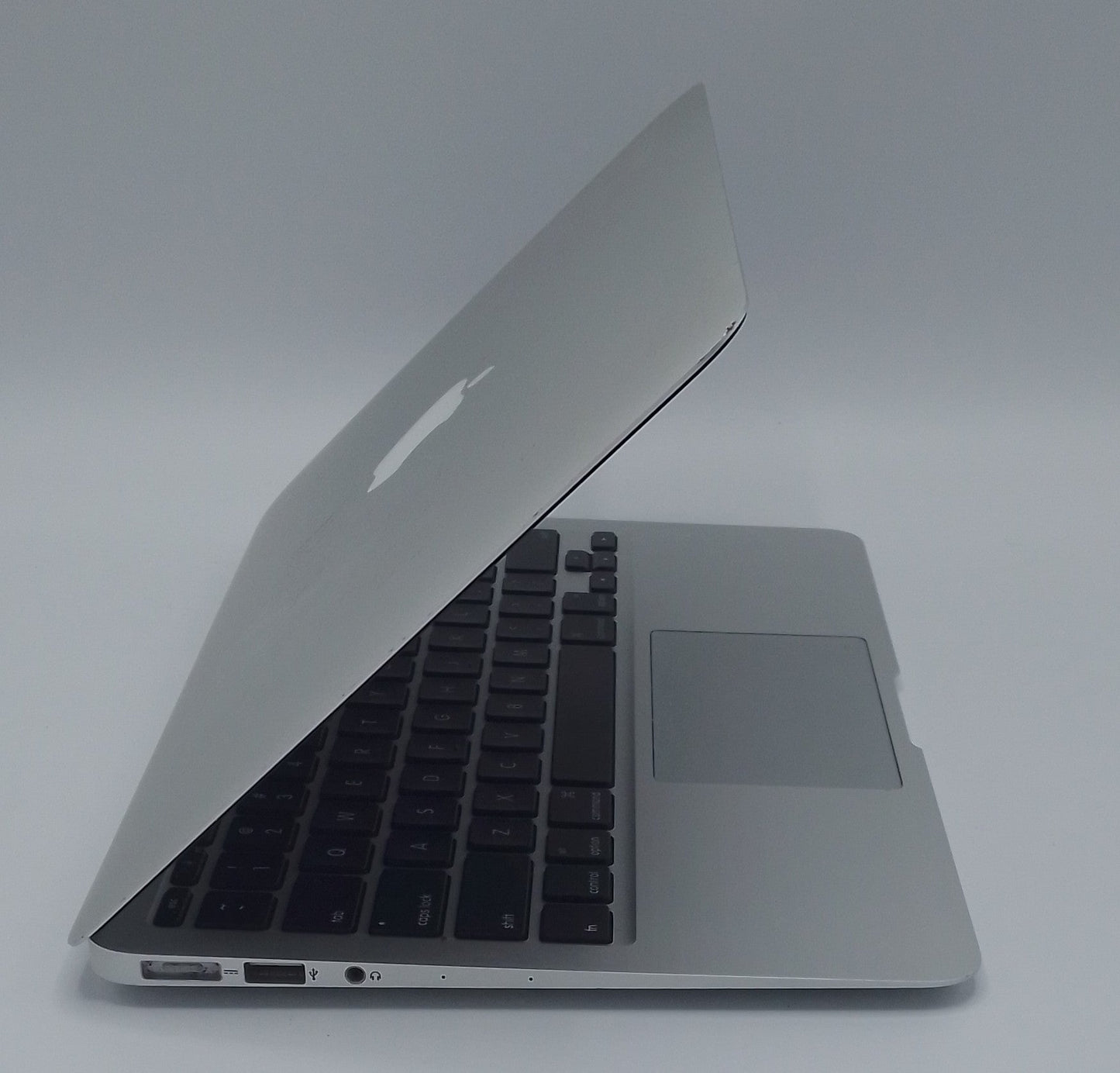 MacBook Air 2013 | 11 inches | Intel Core i5 1.3 GHz Processor | 4GB Ram | 256GB SSD | Silver | 208 Cycles Only