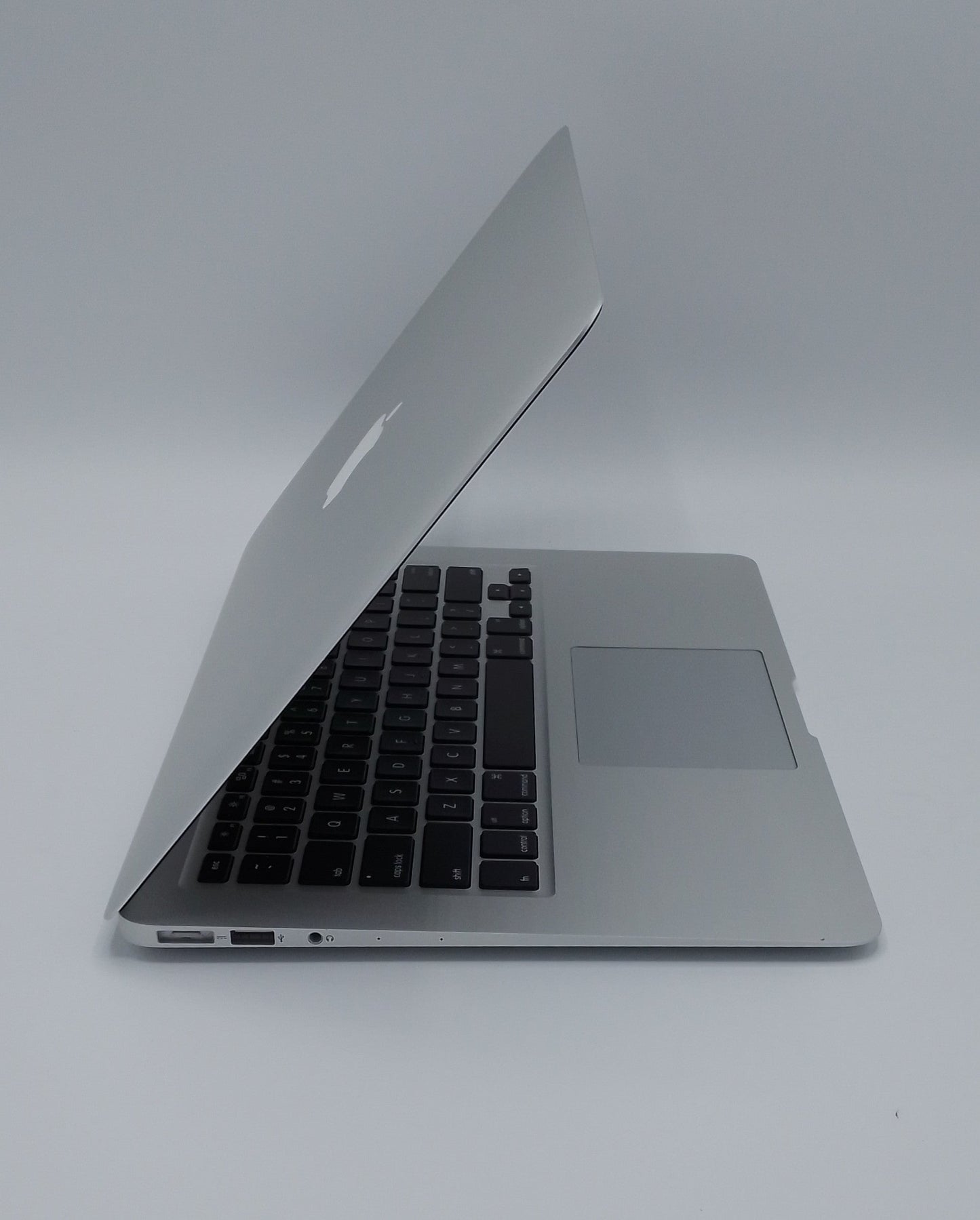 MacBook Air 2017 | 13 inches | Intel Core i5 1.8GHz Processor | 8GB Ram | 128GB SSD | Silver | Barely Used | 93 Cycles