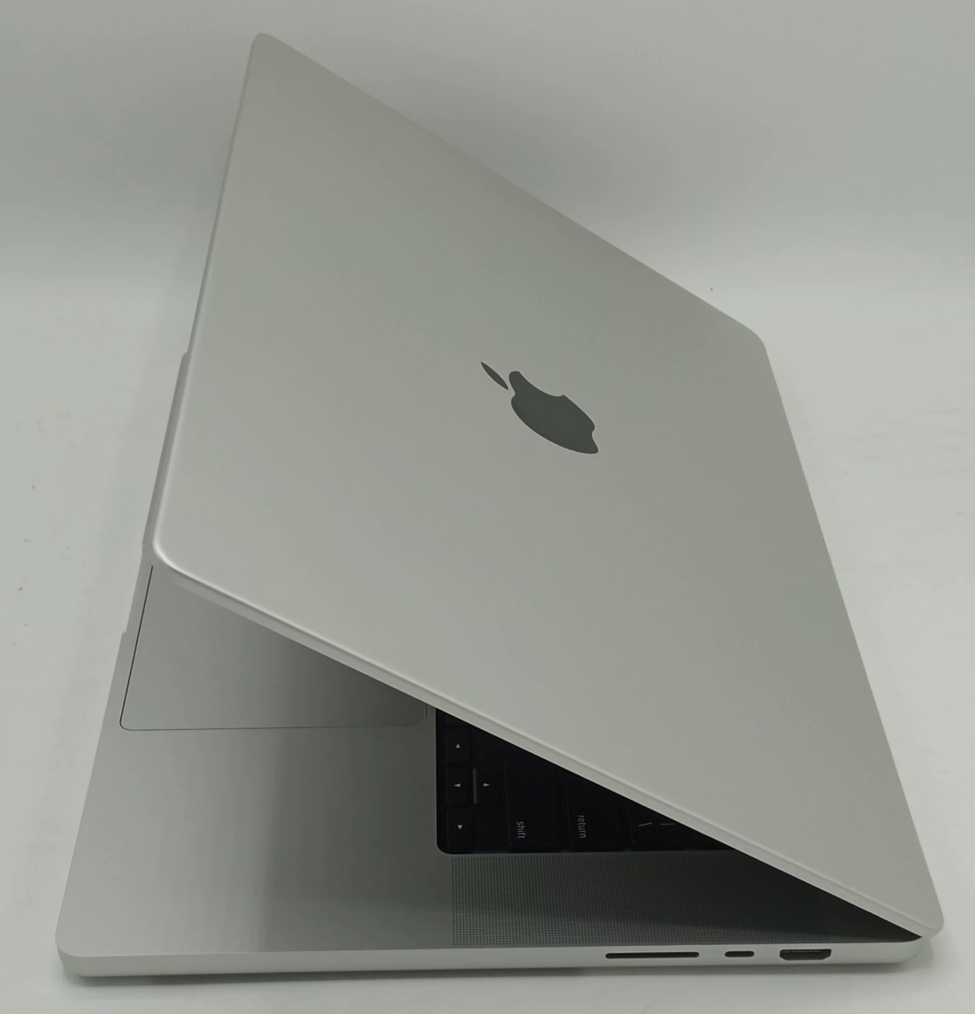 Macbook Pro 2021 | 16 Inches | Apple M1 Pro Chip | 16GB Ram | 512GB SSD | Silver | 199 Cycles